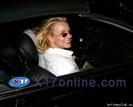 Бритни в магазине рассматривает журналы BSPEARSCLEANERS011807_005.jpg(Бритни Спирс, Britney Spears)