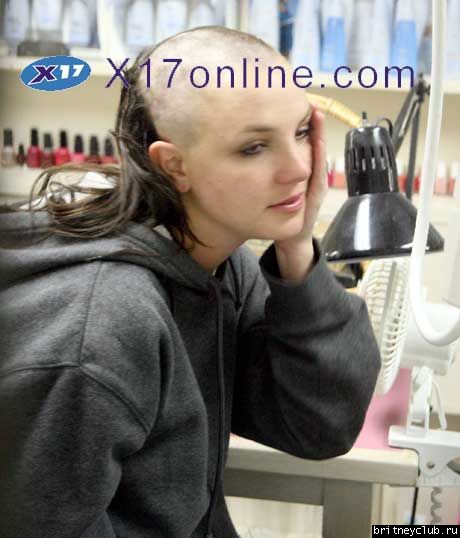 Бритни в салоне бреет себе волосыbritney-shavedhead002.jpg(Бритни Спирс, Britney Spears)