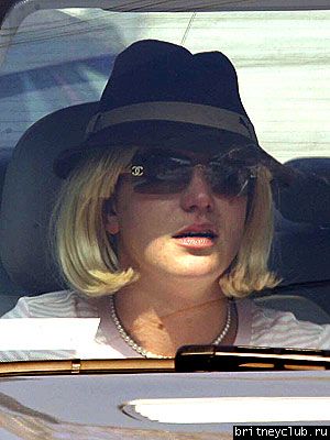 Бритни в машине britney-wig15.jpg(Бритни Спирс, Britney Spears)