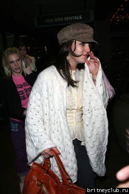 Бритни с другом в ресторане "Shu-Sushi House"1174807003061.jpg(Бритни Спирс, Britney Spears)