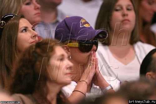 Бритни на игре "Озерные рыбы" 1 апреля в ЛАbritney-lakers21.jpg(Бритни Спирс, Britney Spears)