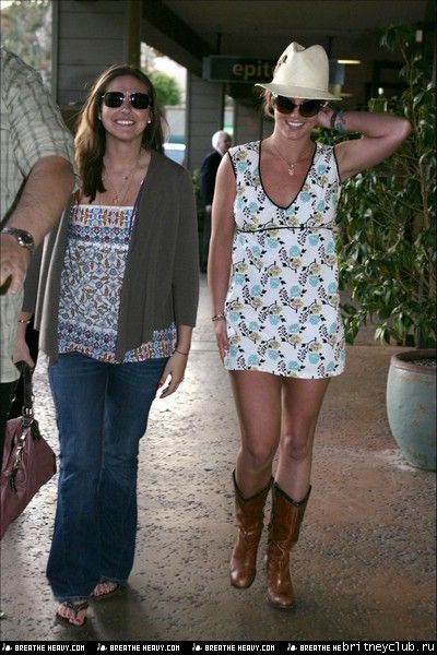 Бритни идет обедать в ресторан "Beverly Glen Bel Aire"britney-belaire24.jpg(Бритни Спирс, Britney Spears)