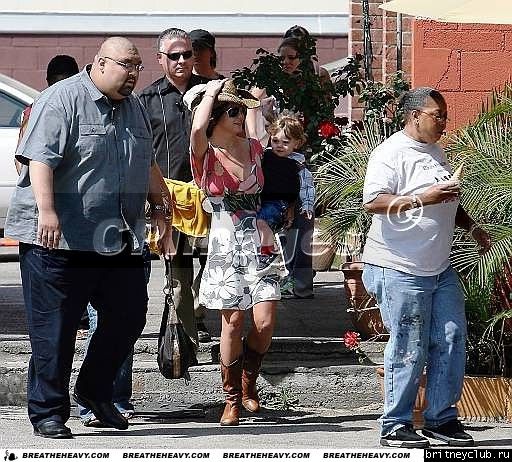 Бритни идет в студию Millennium с детьмиbritney-millennium40.jpg(Бритни Спирс, Britney Spears)