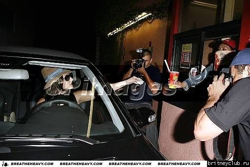 Бритни  покупает еду Delbritney-deltaco18.jpg(Бритни Спирс, Britney Spears)