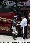 Бритни выходит из автобуса