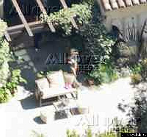 Бритни отдыхает с детьми у бассеина britney-home01.jpg(Бритни Спирс, Britney Spears)