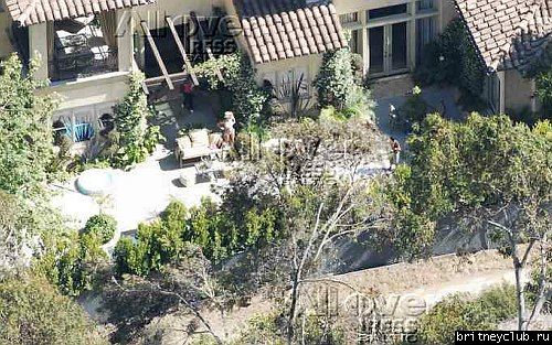 Бритни отдыхает с детьми у бассеина britney-home02.jpg(Бритни Спирс, Britney Spears)