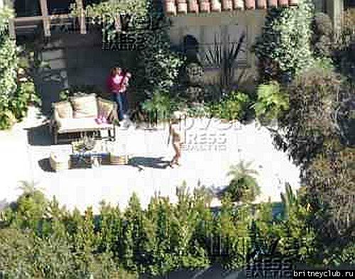 Бритни отдыхает с детьми у бассеина britney-home03.jpg(Бритни Спирс, Britney Spears)