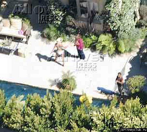 Бритни отдыхает с детьми у бассеина britney-home04.jpg(Бритни Спирс, Britney Spears)