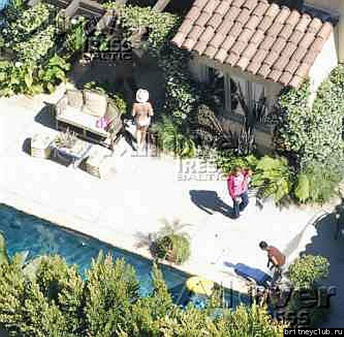 Бритни отдыхает с детьми у бассеина britney-home05.jpg(Бритни Спирс, Britney Spears)