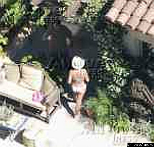 Бритни отдыхает с детьми у бассеина britney-home06.jpg(Бритни Спирс, Britney Spears)