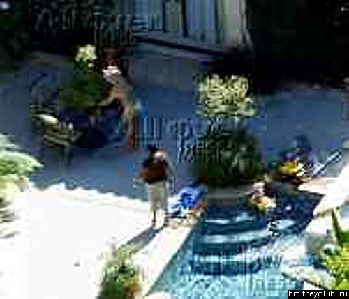 Бритни отдыхает с детьми у бассеина britney-home07.jpg(Бритни Спирс, Britney Spears)