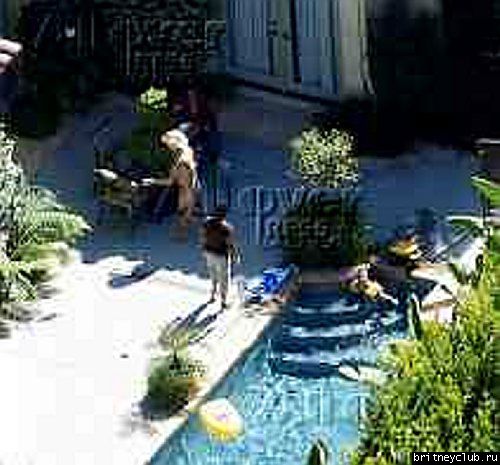 Бритни отдыхает с детьми у бассеина britney-home08.jpg(Бритни Спирс, Britney Spears)