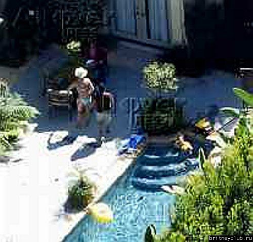Бритни отдыхает с детьми у бассеина britney-home09.jpg(Бритни Спирс, Britney Spears)