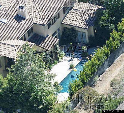Бритни отдыхает с детьми у бассеина britney-home11.jpg(Бритни Спирс, Britney Spears)