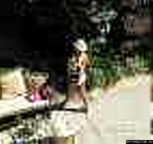 Бритни отдыхает с детьми у бассеина britney-home15.jpg(Бритни Спирс, Britney Spears)