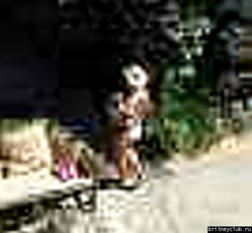 Бритни отдыхает с детьми у бассеина britney-home16.jpg(Бритни Спирс, Britney Spears)
