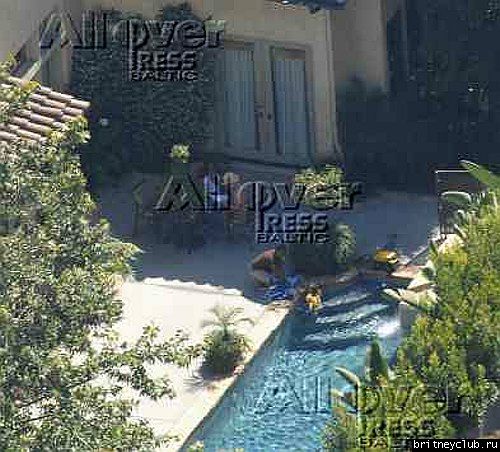 Бритни отдыхает с детьми у бассеина britney-home19.jpg(Бритни Спирс, Britney Spears)
