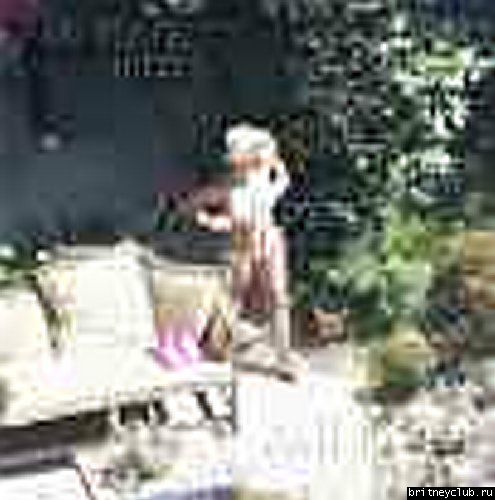 Бритни отдыхает с детьми у бассеина britney-home20.jpg(Бритни Спирс, Britney Spears)