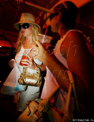 Бритни после посещения магазина Рона Германа в Беверли Хилзbritney-shopping19.jpg(Бритни Спирс, Britney Spears)