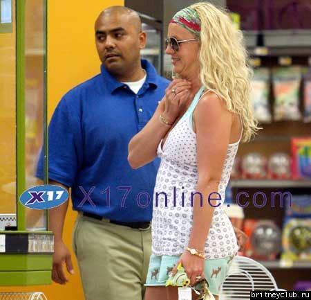 Бринти в зоомагазине покупает попугаяbritney-parakeet04.jpg(Бритни Спирс, Britney Spears)