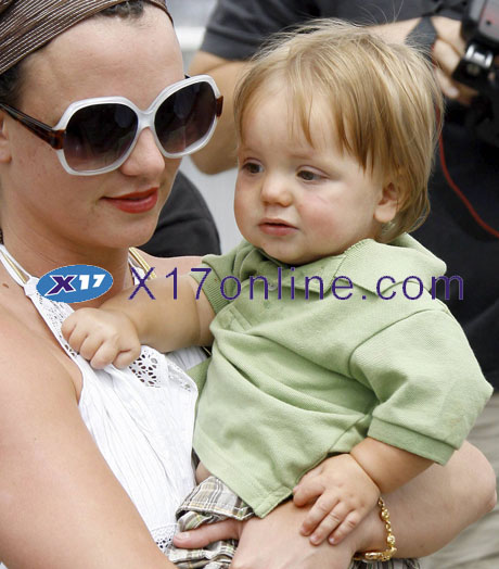 http://www.britneyclub.ru/i/2007/07/23/britney-jayden08.jpg