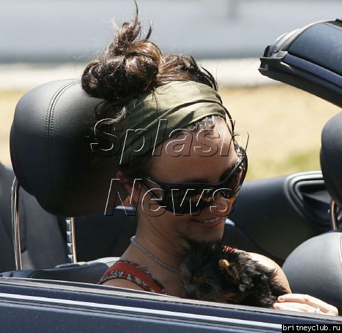 Бритни направляется к гостинице The Chateau Marmont Hotel britney-chateaumarmont14.jpg(Бритни Спирс, Britney Spears)