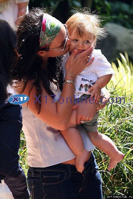 Бритни с сыновьями в поисках дома в Лос анжелесеbritney-househunting19.jpg(Бритни Спирс, Britney Spears)