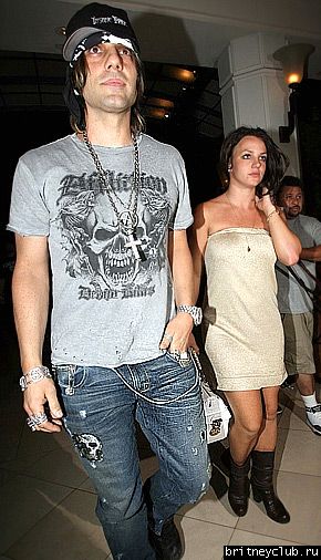Бритни идет на обедbritney-crissangel08.jpg(Бритни Спирс, Britney Spears)