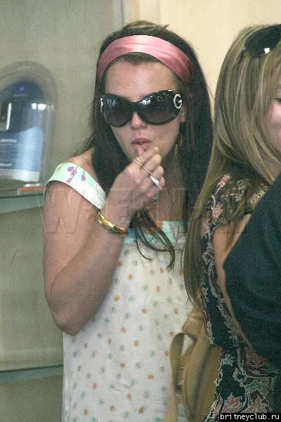 Бритни в магазине сотовых телефоновbritney-cellphone16.jpg(Бритни Спирс, Britney Spears)