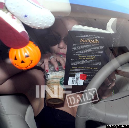 Бритни едет в Starbucks  и на бензоколонкуbritney-starbucks03.jpg(Бритни Спирс, Britney Spears)