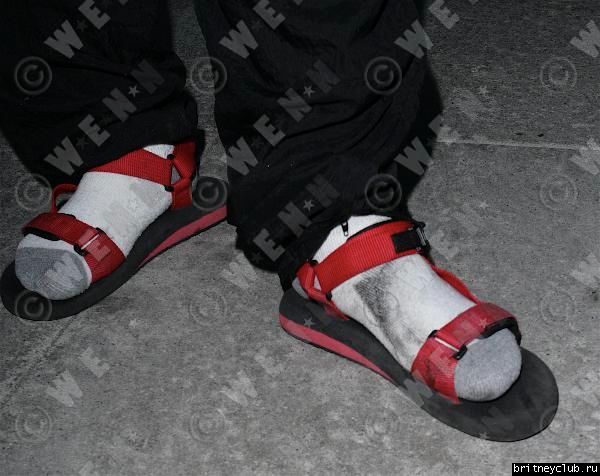 Бритни проехала по ноге фоторепортераbritney-foot03.jpg(Бритни Спирс, Britney Spears)