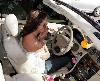 Бритни бежит к своей машине, после покупки мороженого