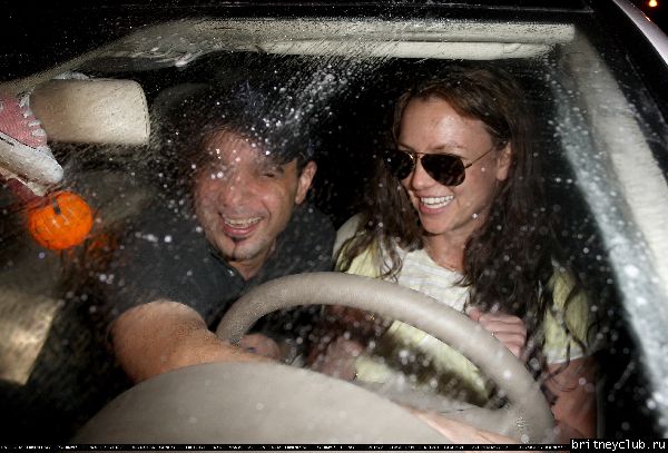 Бритни на бензоколонке в МалибуBM_FP_BRIT_CAR_08_2.jpg(Бритни Спирс, Britney Spears)
