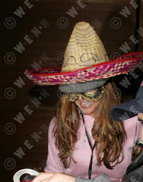 http://www.britneyclub.ru/i/2007/11/02/britney-halloween01.jpg