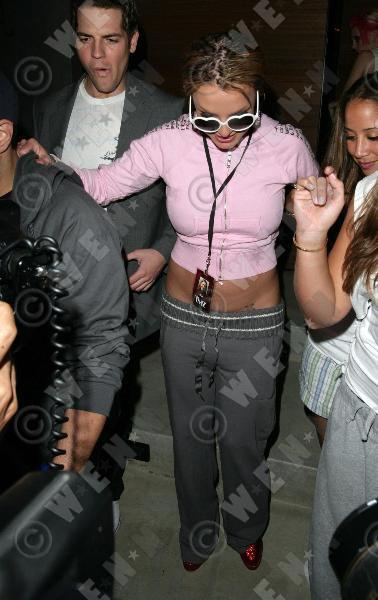 http://www.britneyclub.ru/i/2007/11/02/britney-halloween31.jpg