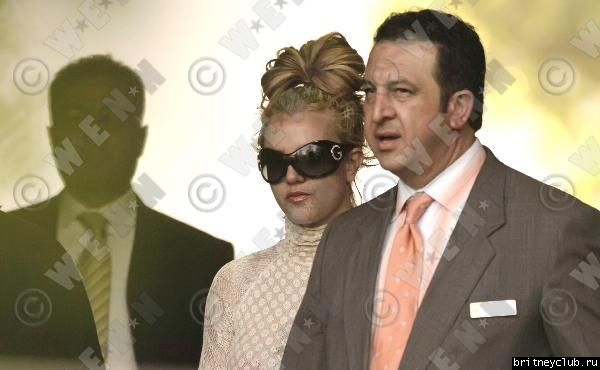 Бритни покупает новую машинуbritney-mercades37.jpg(Бритни Спирс, Britney Spears)
