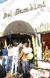Бритни в магазине детской одежды 