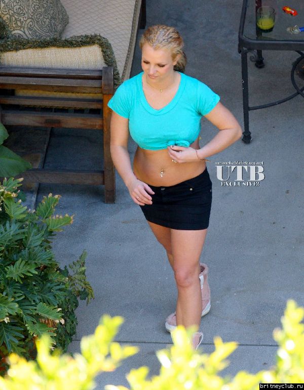 Бритни наводит чистоту в своем доме (13 ноября)2~308.jpg(Бритни Спирс, Britney Spears)