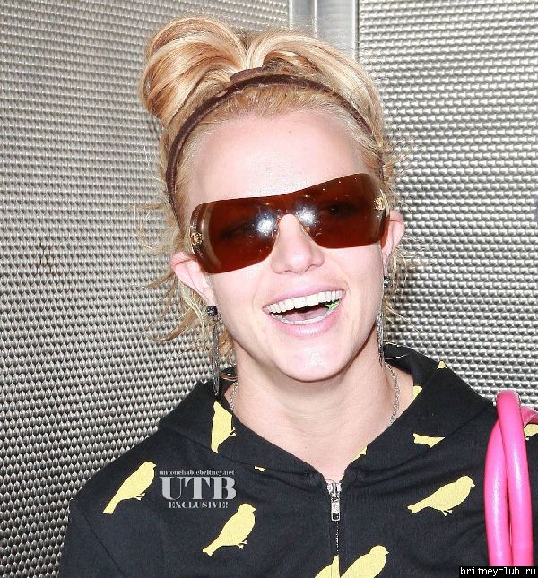 Бритни на шоппинге в  Virgin Records в Лос Анжелесе61~45.jpg(Бритни Спирс, Britney Spears)