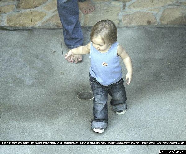Бритни с детьми в своем особняке в Малибу1196070436679.jpg(Бритни Спирс, Britney Spears)