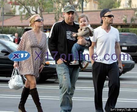 Бритни с Шоном покупают шенкаnormal_BSpearsFIRSTSTEP011007_2.jpg(Бритни Спирс, Britney Spears)