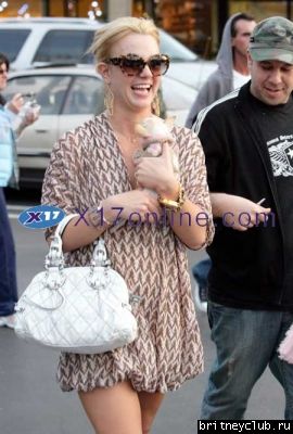 Бритни с Шоном покупают шенкаnormal_BSpearsFIRSTSTEP011007_8.jpg(Бритни Спирс, Britney Spears)