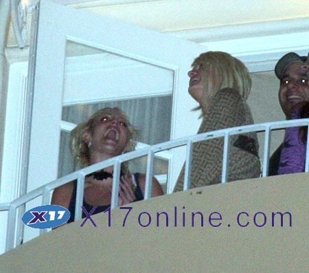 http://www.britneyclub.ru/i/2007/12/04/BSPEARSBALCONY120107_03.jpg