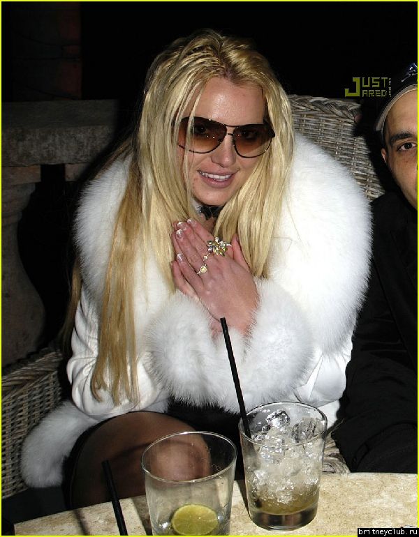 Бритни задувает свечи на тортеbritney-cake21.jpg(Бритни Спирс, Britney Spears)