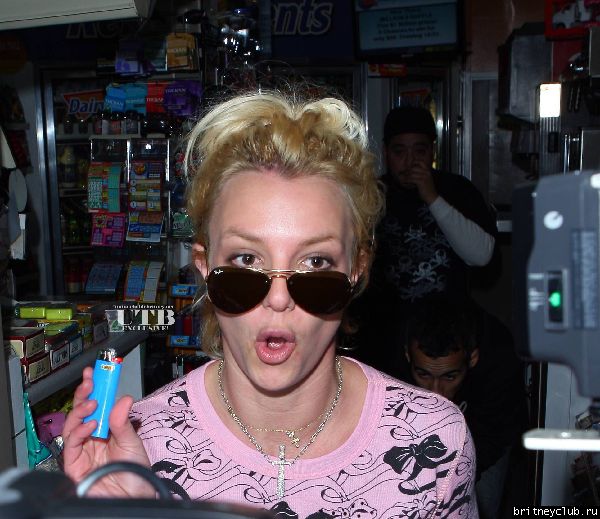 Бритни на бензоколонке в Sherman Oaks в Bel Air18~20.JPG(Бритни Спирс, Britney Spears)