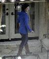 Бритни курит во дворе своего дома
