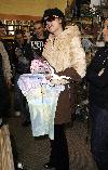 Бритни в магазине подарков