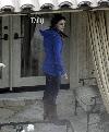Бритни курит во дворе своего дома
