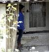 Бритни курит во дворе своего дома